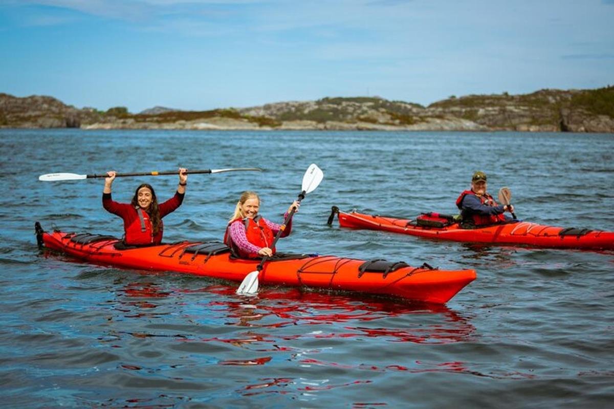 eine Gruppe von Menschen in Kajaks auf dem Wasser