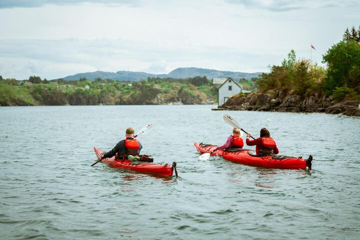 eine Gruppe von Menschen in Kajaks auf einem See