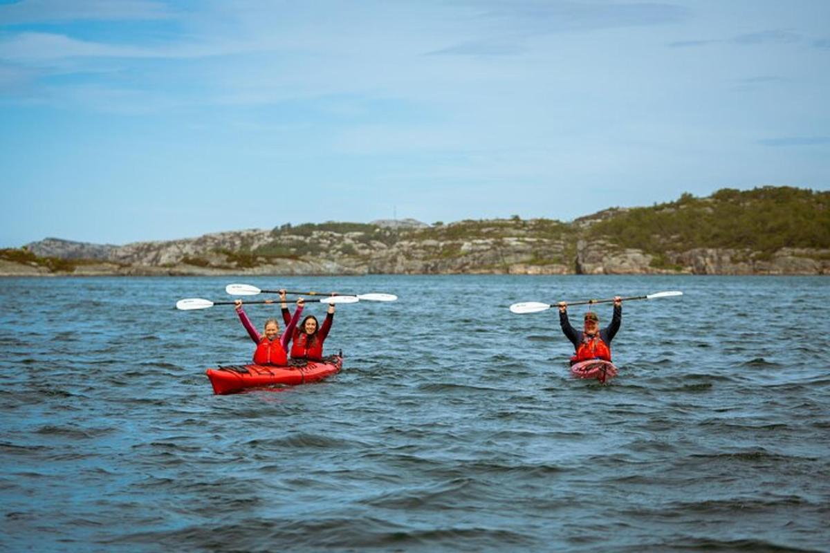 eine Gruppe von Menschen in Kajaks im Wasser