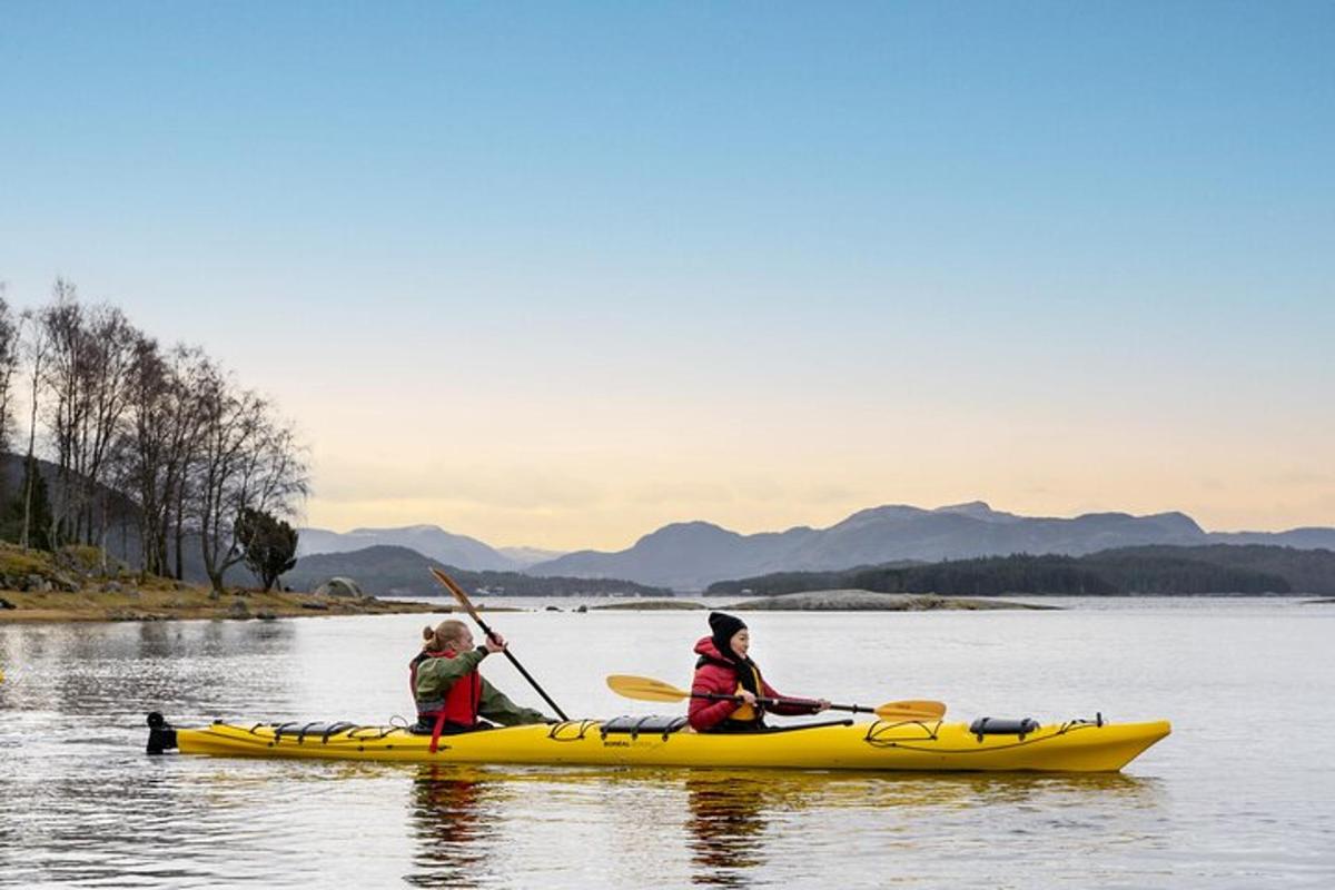 zwei Personen in einem gelben Kajak auf einem Fluss