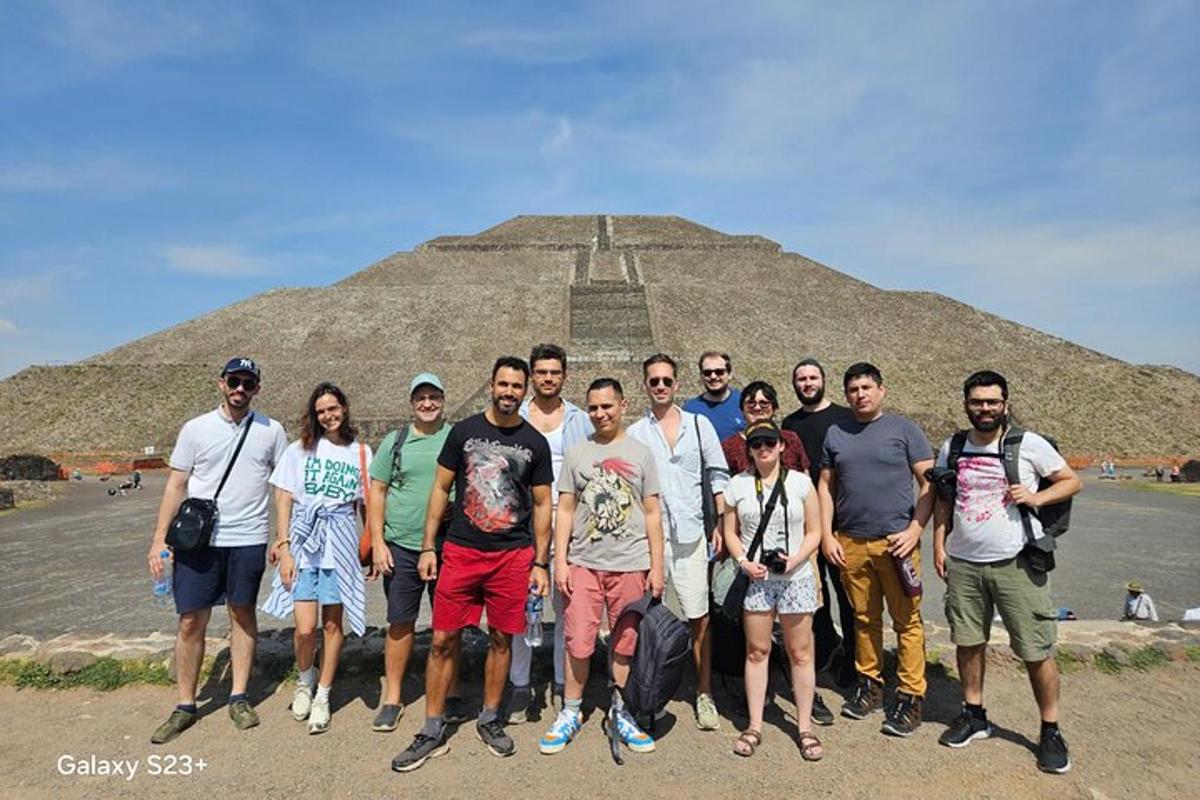 en gruppe mennesker som står foran en pyramide