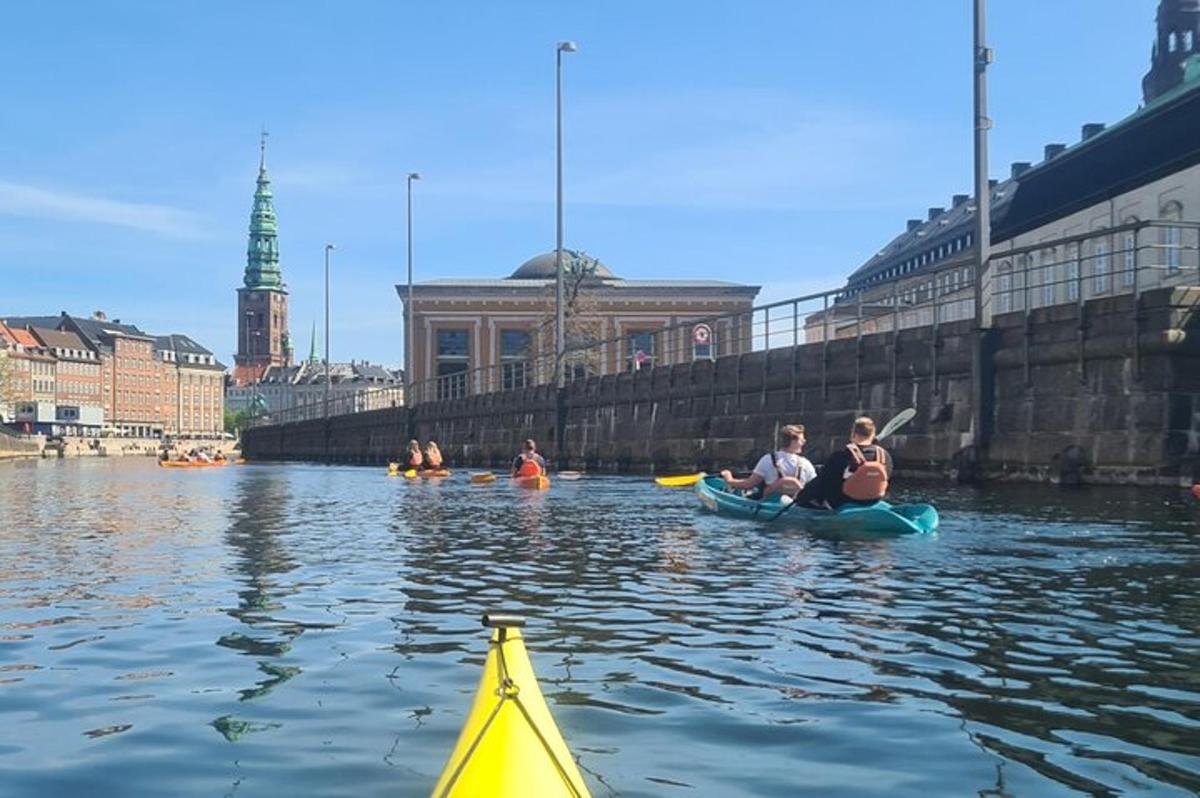 hópur fólks í kajökum á ánni