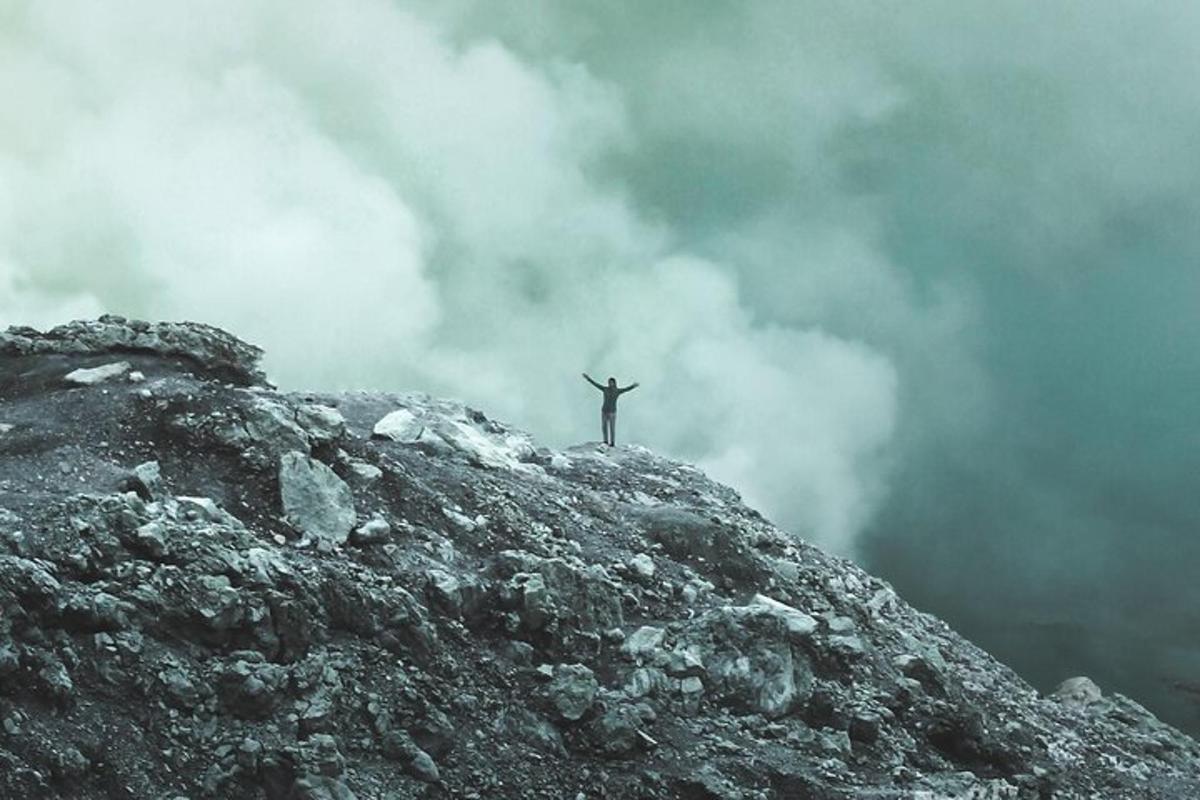 una persona in piedi sulla cima di una montagna