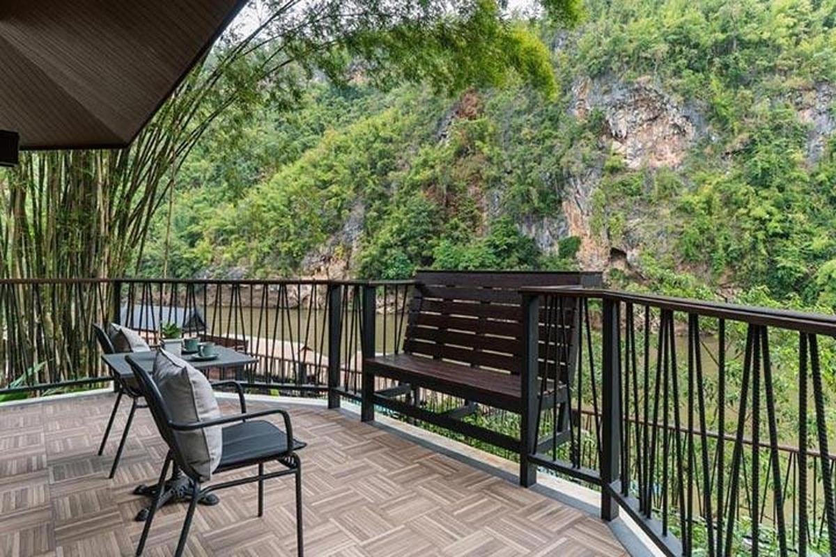 balkon s lavičkou a stolem a stolem a židlí