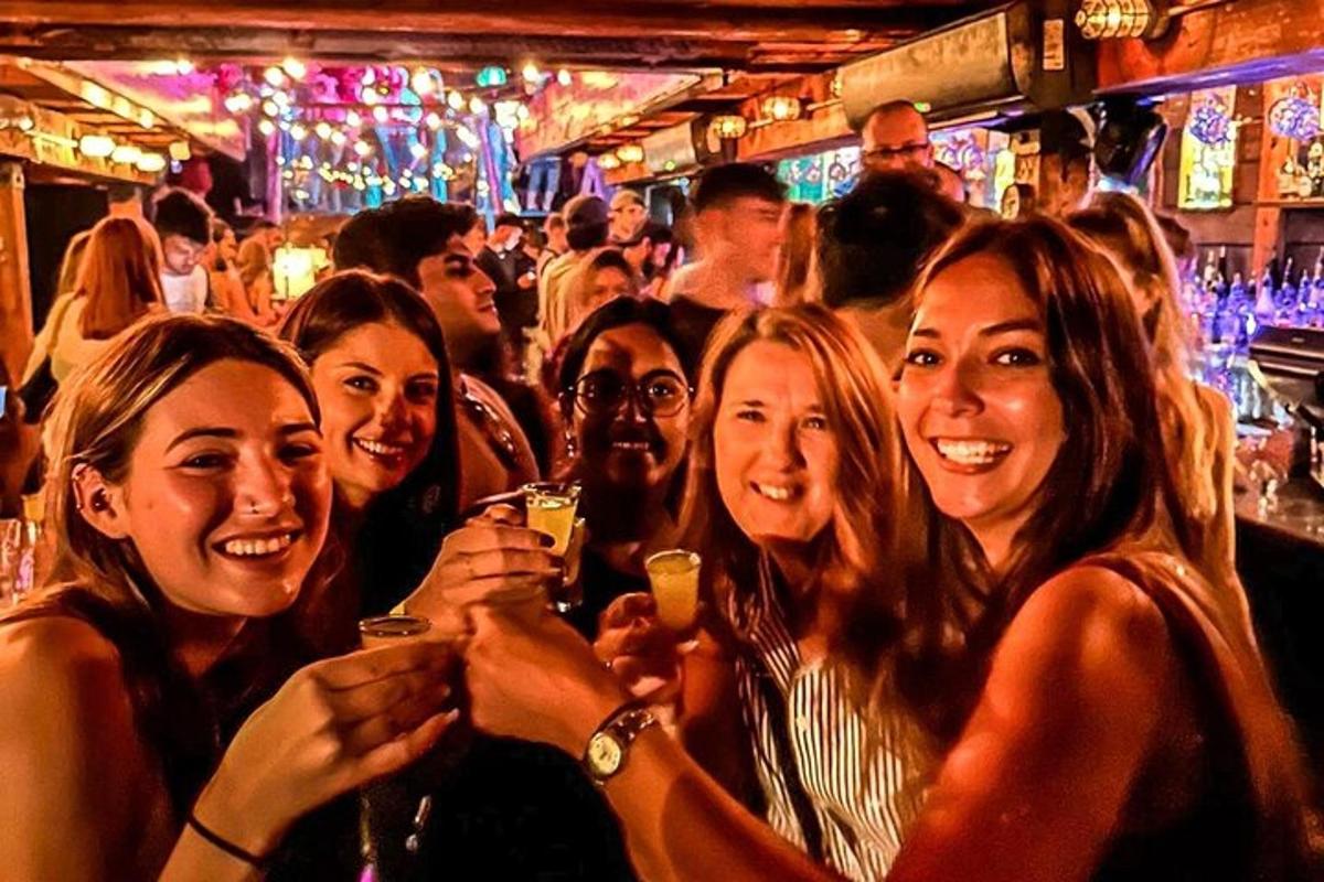 hópur fólks stendur á bar