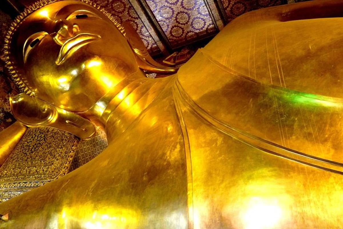 uma estátua de ouro de uma pessoa em uma sala