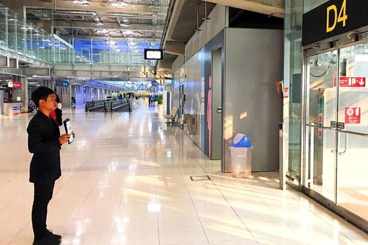 ένας άντρας που στέκεται στη μέση ενός εμπορικού κέντρου