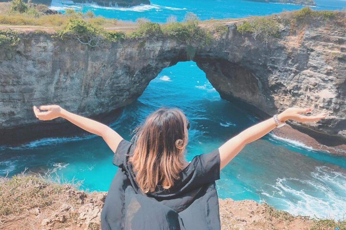 una dona dempeus davant d'un arc a l'aigua