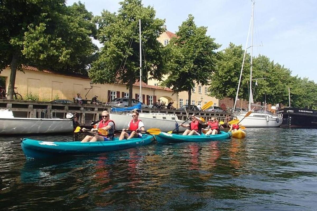 egy csoport ember kajakban a vízen