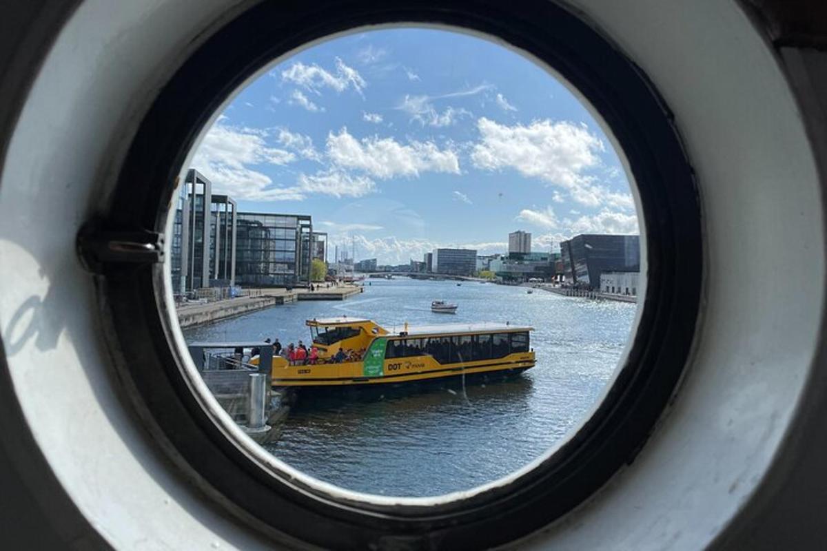 un riflesso di una barca gialla nell'acqua