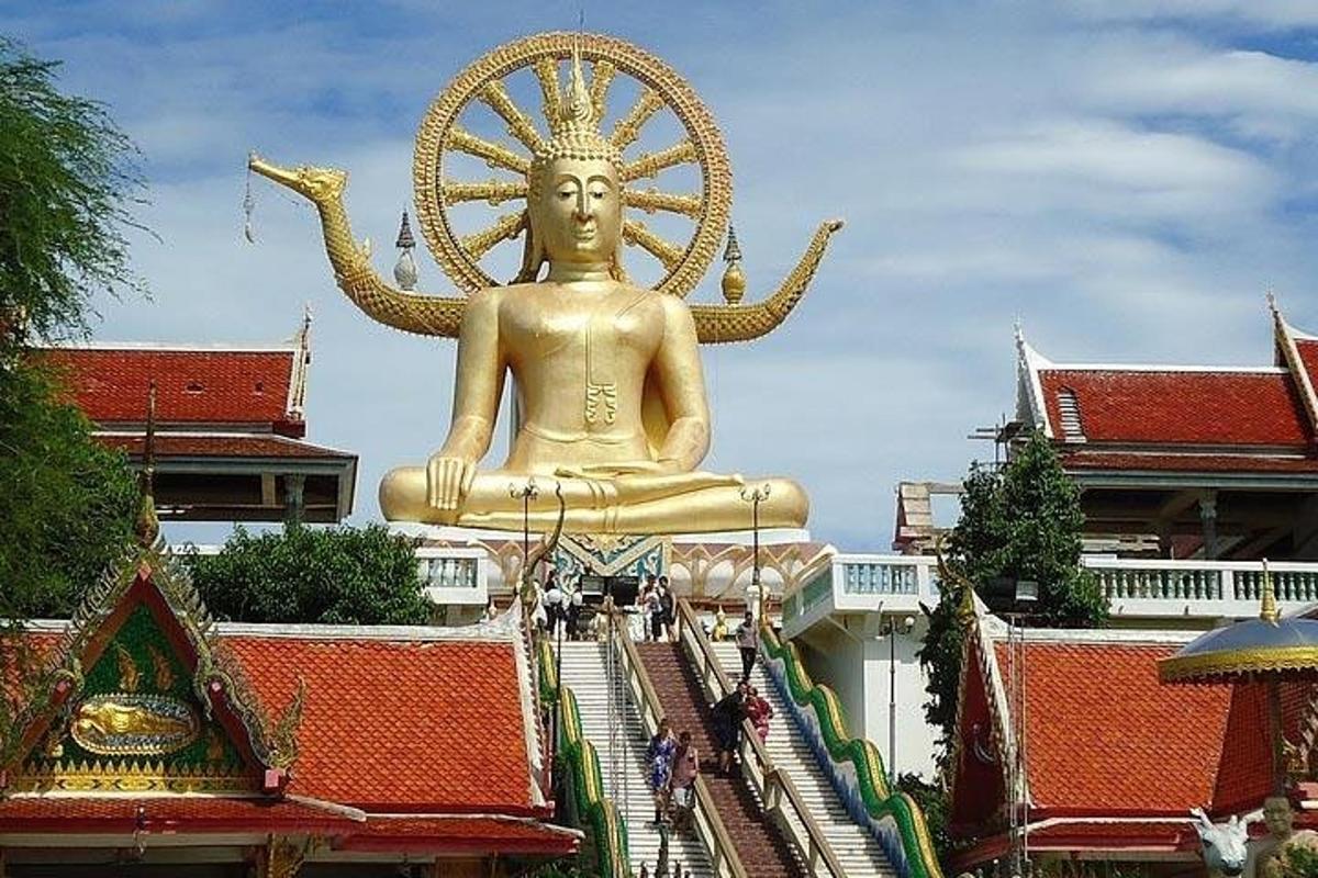 建筑物前的一座大型金色雕像
