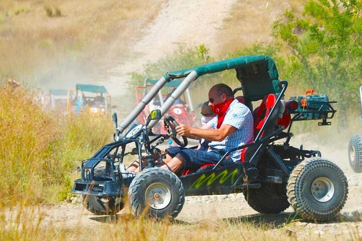 un uomo che guida un quad su una strada sterrata