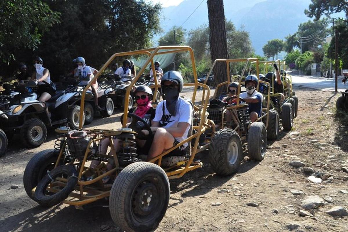 un gruppo di persone che guidano quad su una strada