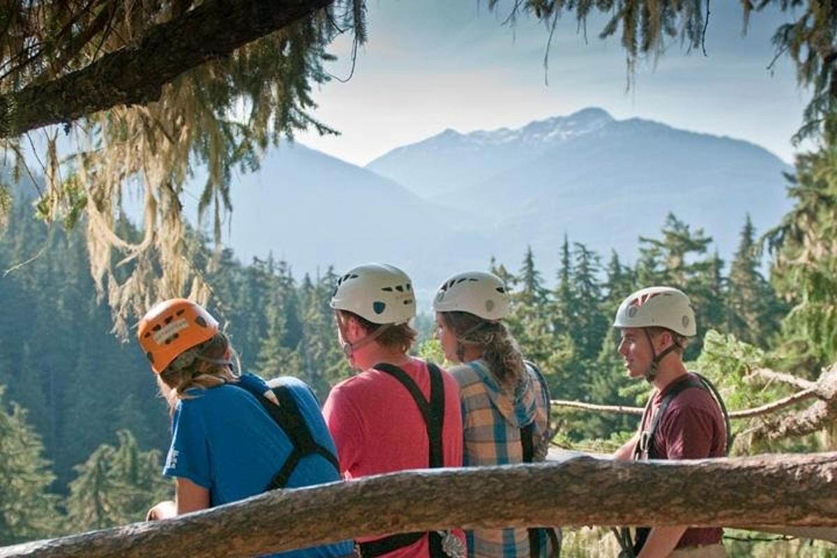 一群戴着头盔的人望着山