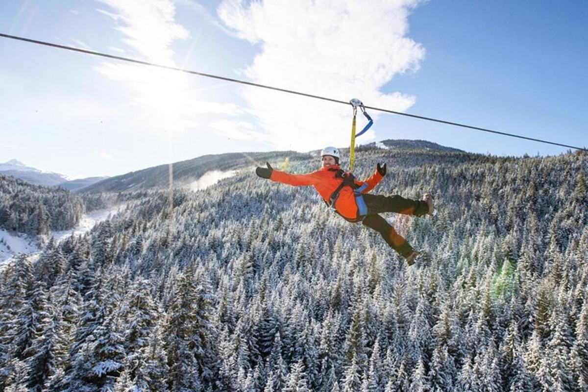 雪地里滑索的人