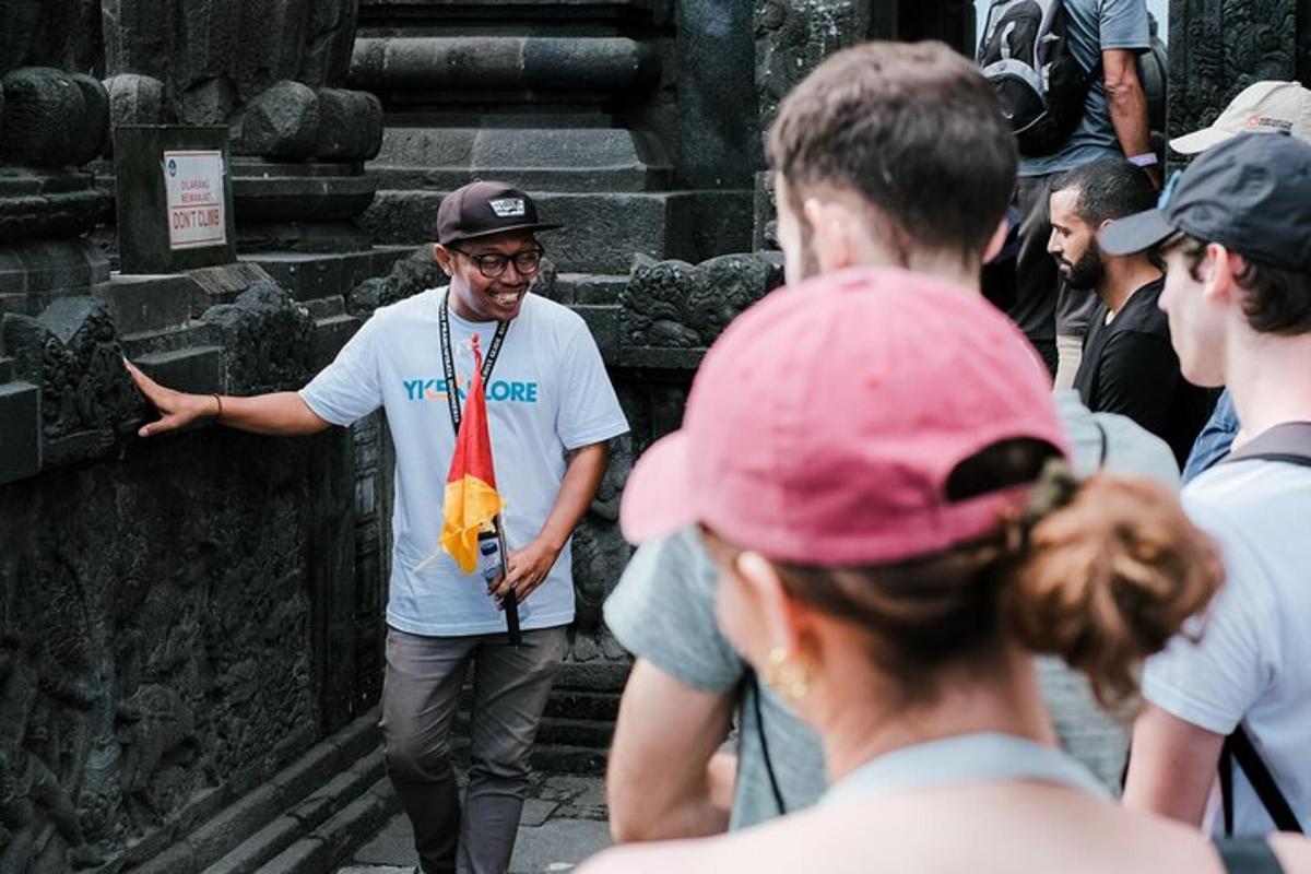 seorang lelaki berdiri di tengah-tengah orang ramai