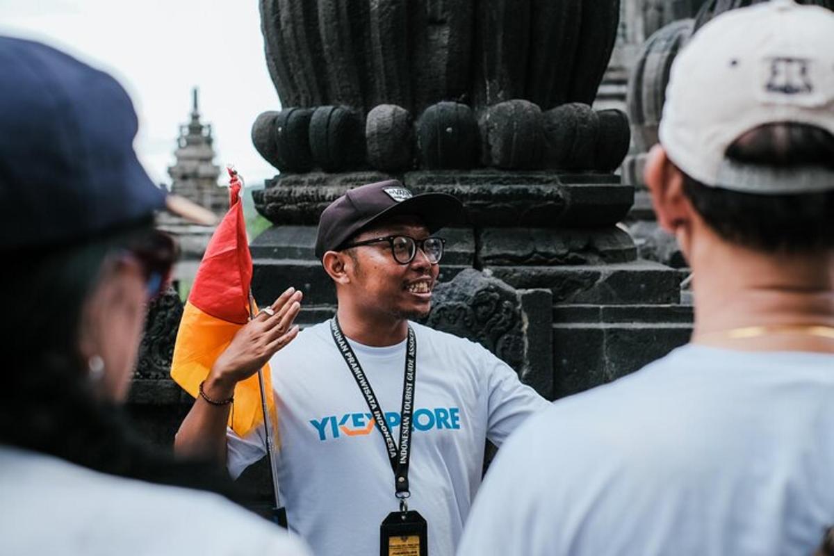 seorang lelaki berdiri dalam kumpulan orang