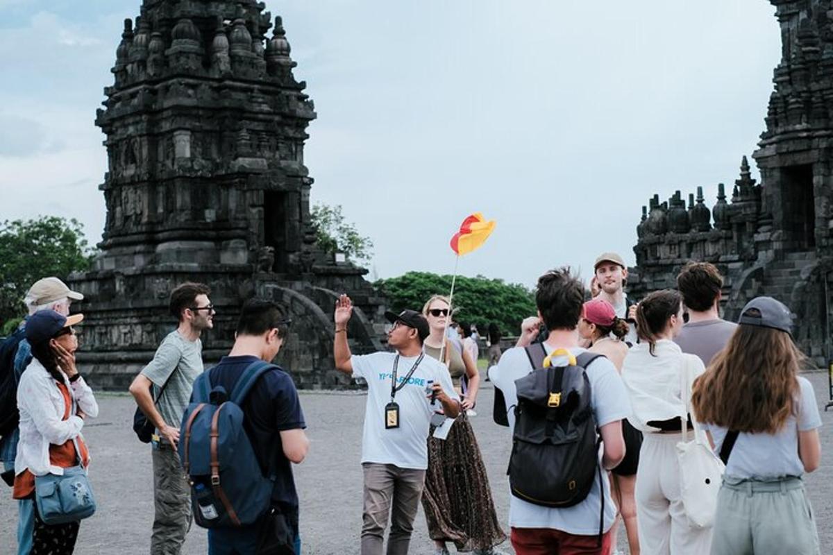sekumpulan orang berdiri di hadapan kuil