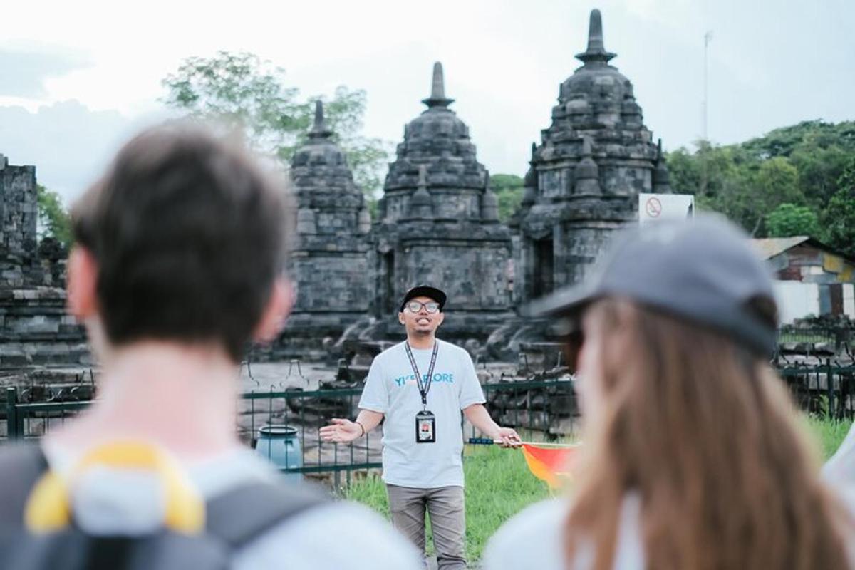 seorang lelaki berdiri di hadapan sekumpulan orang