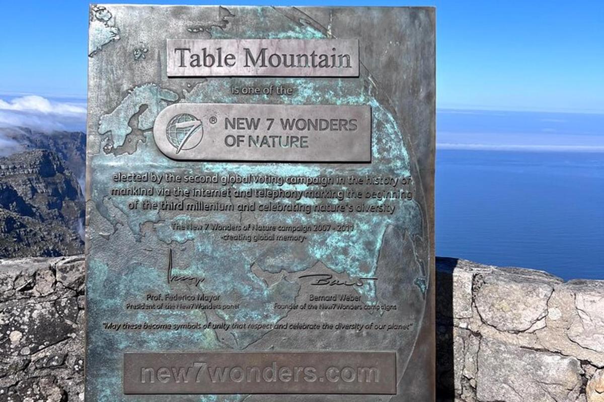 et skilt på toppen av Table Mountain