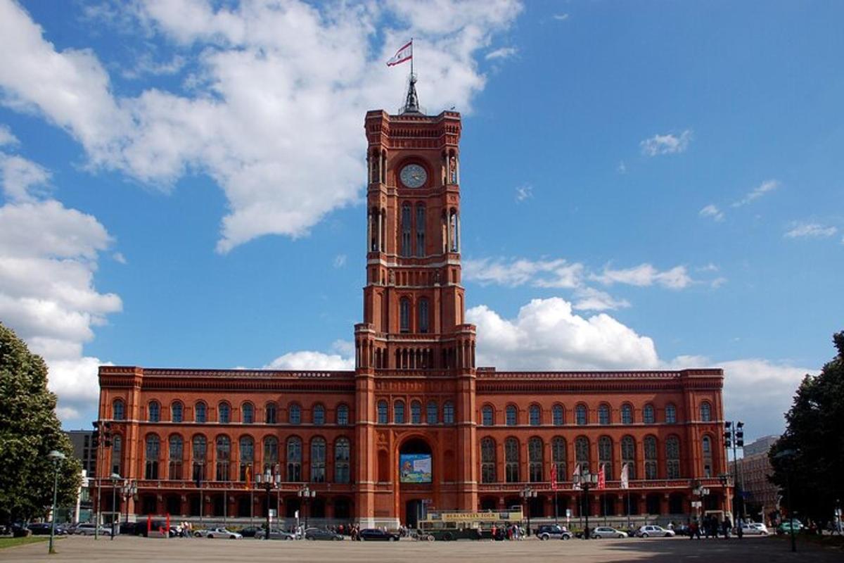 een groot gebouw met daarop een klokkentoren