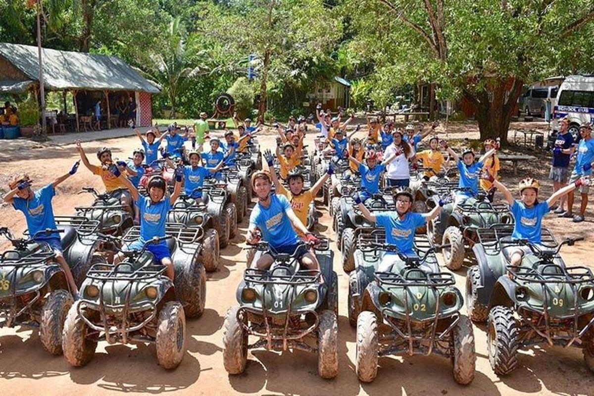 sekumpulan kanak-kanak menunggang atv