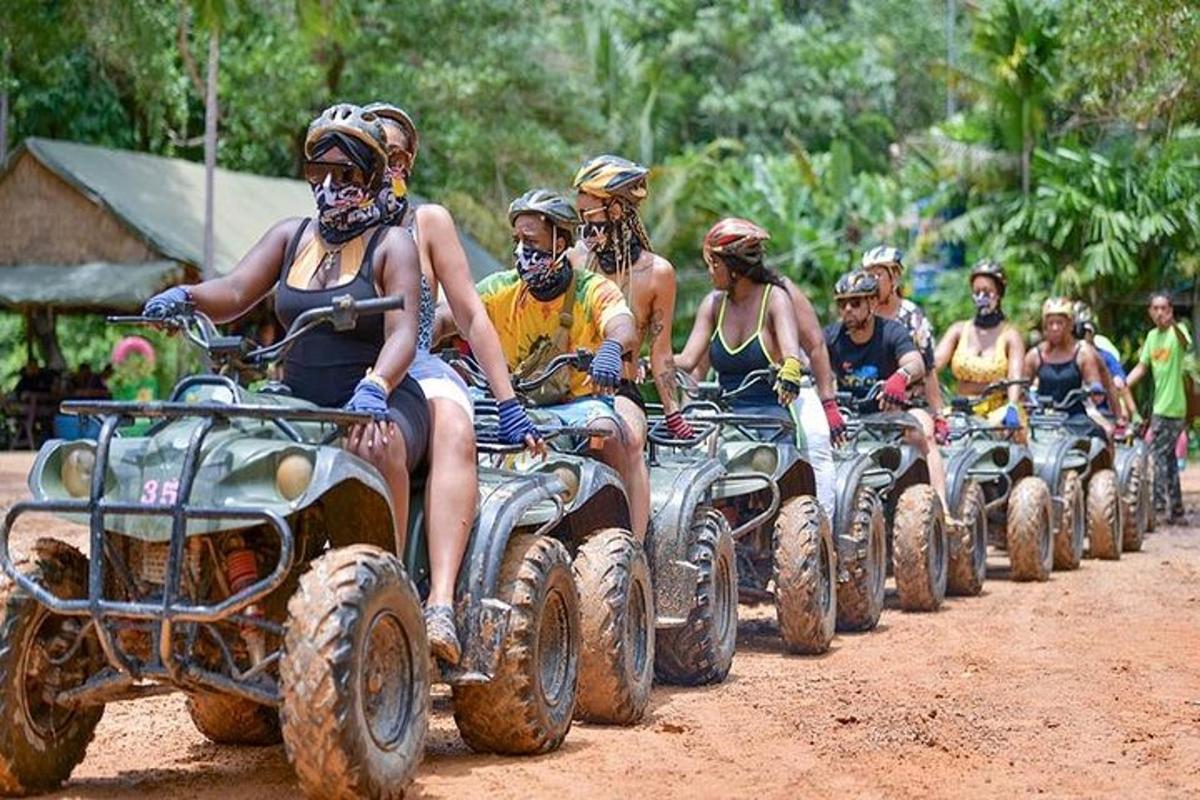 Μια ομάδα ανθρώπων που οδηγούν ATV σε έναν χωματόδρομο