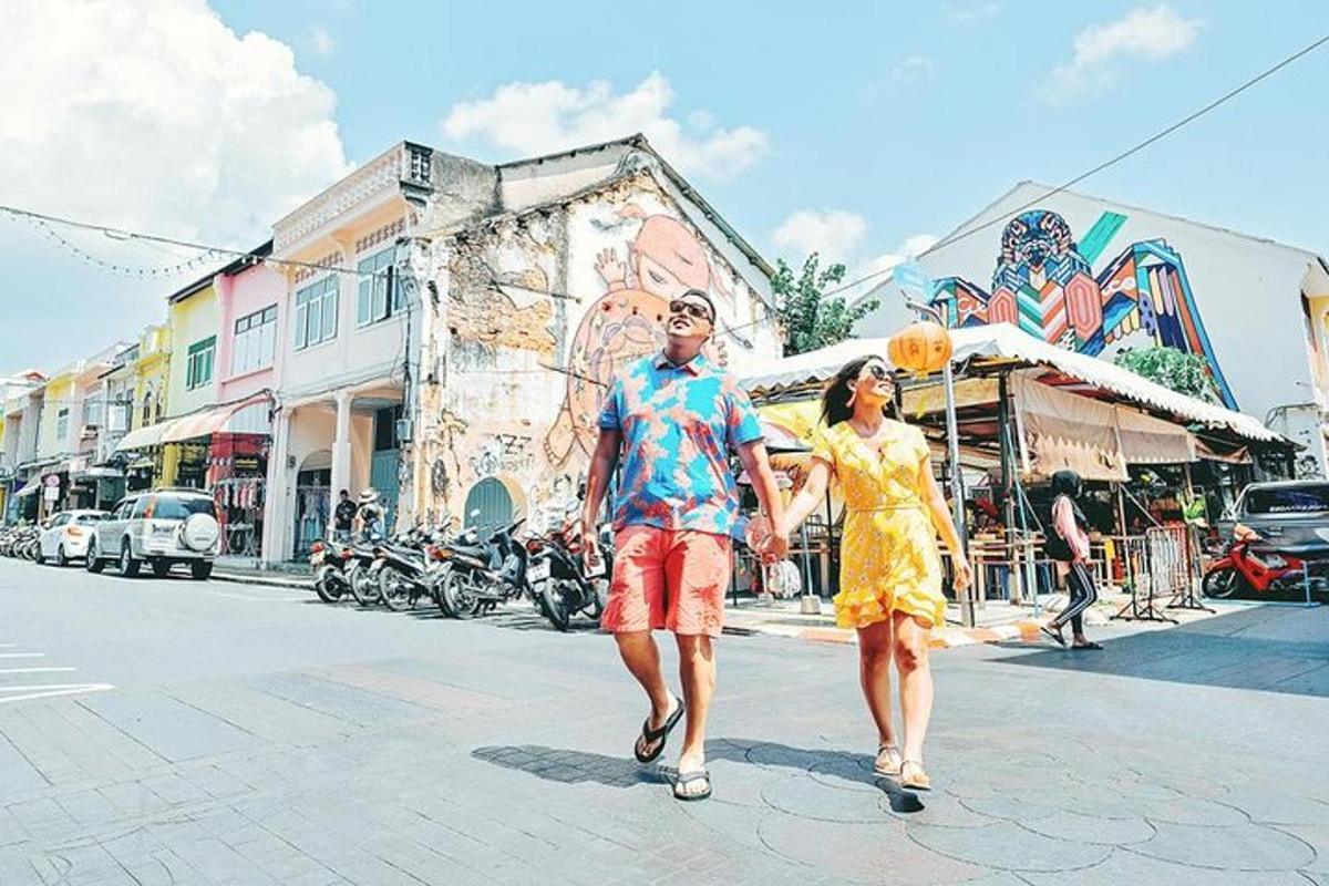 Un hombre y una mujer caminando por una calle