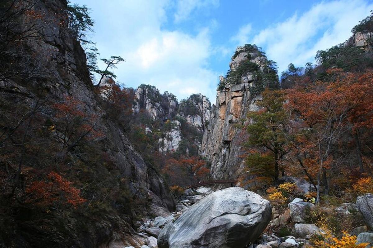 batu besar di tengah-tengah gunung