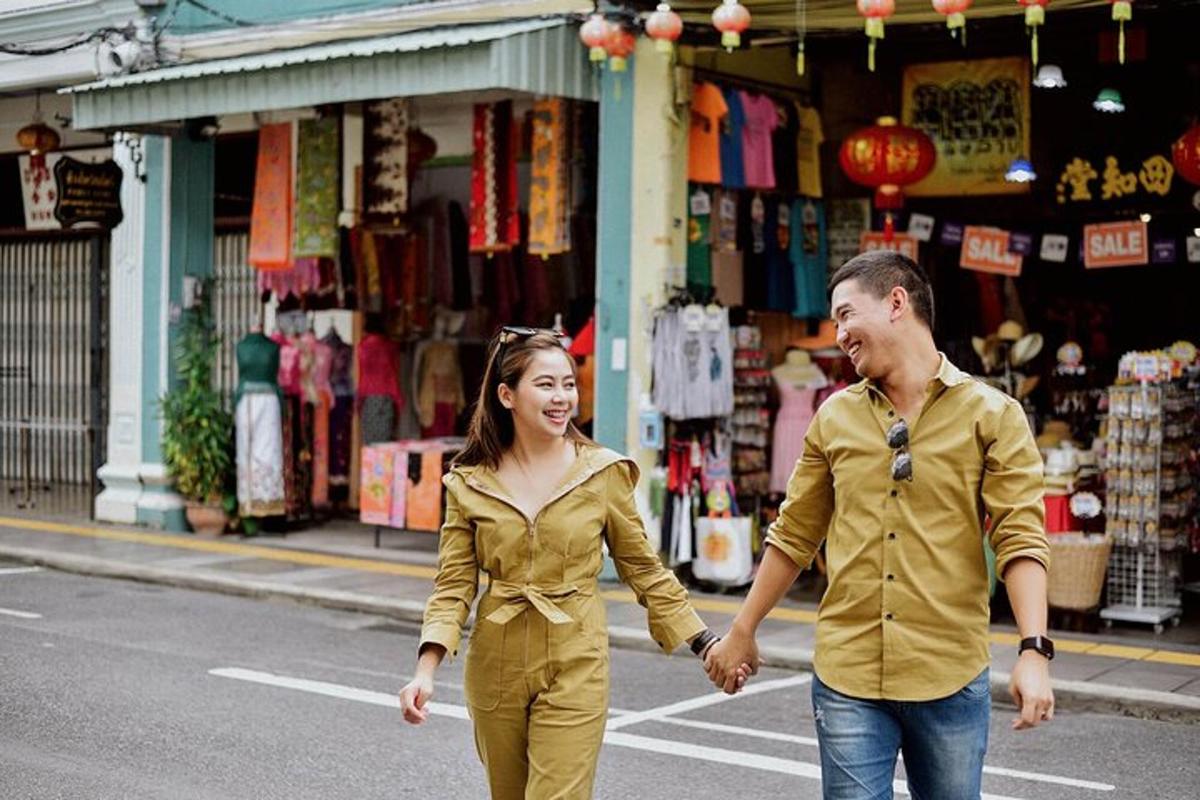 Un hombre y una mujer caminando por la calle