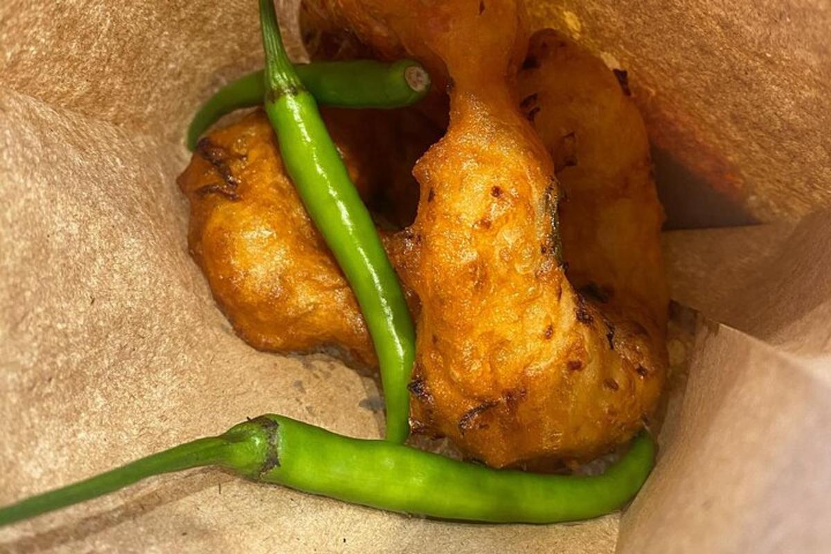 et nærbilde av et stykke mat med en grønn paprika