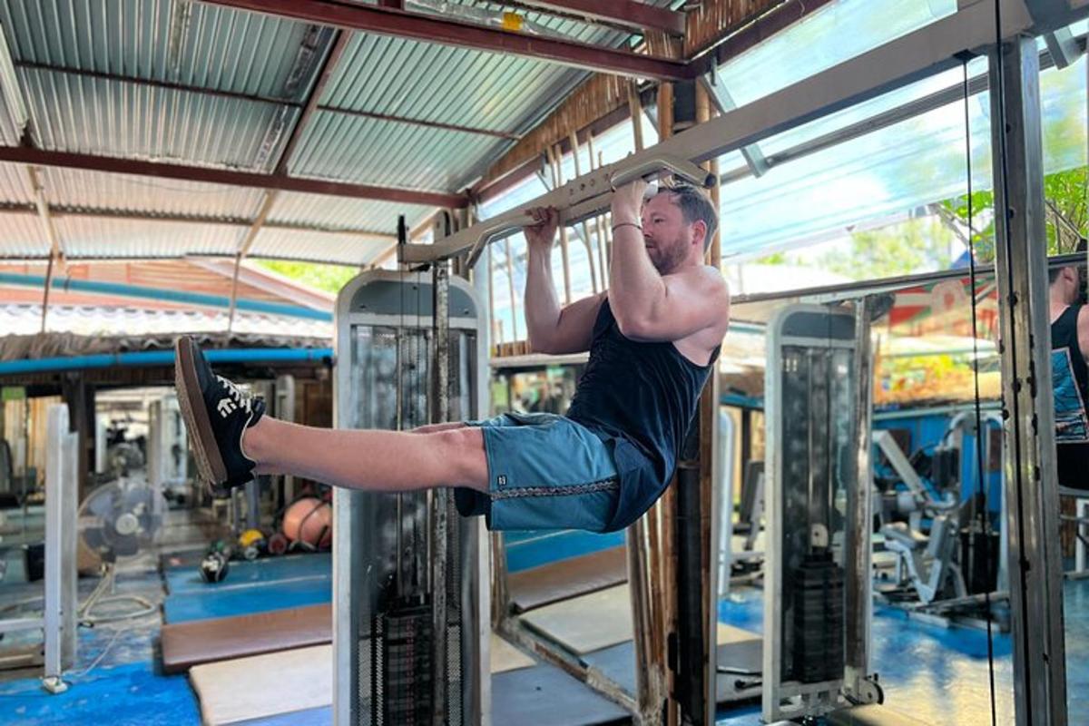 un uomo sta facendo esercizi in palestra