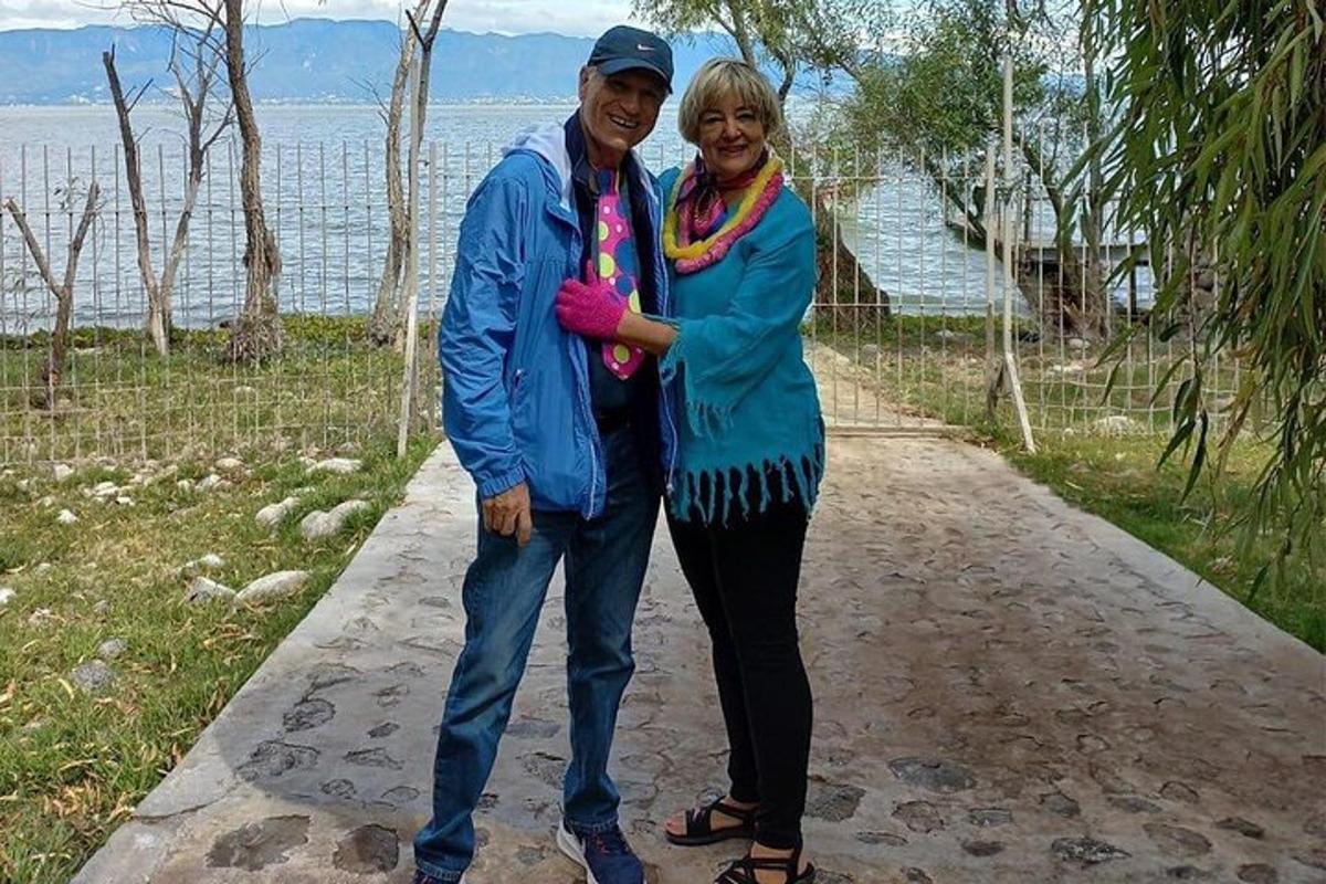 seorang lelaki dan wanita berdiri di atas laluan berhampiran air