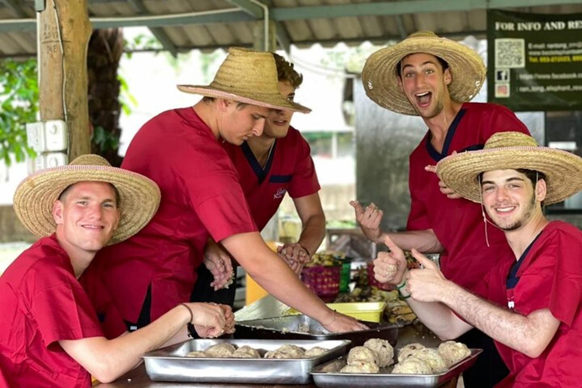 un gruppo di persone in camicie rosse che preparano il cibo