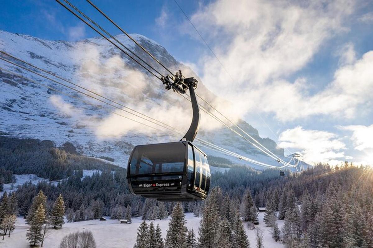 gondola letící nad zasněženou horou