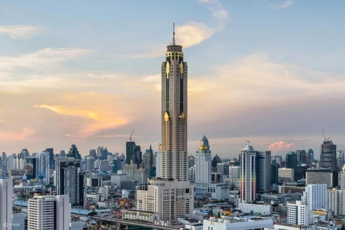una vista dello skyline di una città con un alto grattacielo