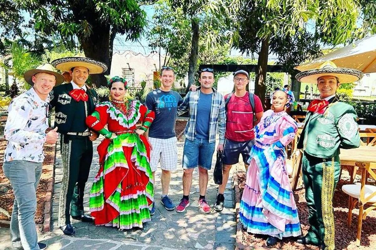 skupina ljudi v kostumih, ki pozirajo za sliko