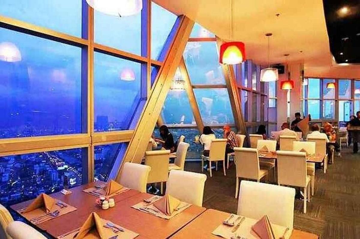un ristorante con tavoli e sedie e una grande finestra
