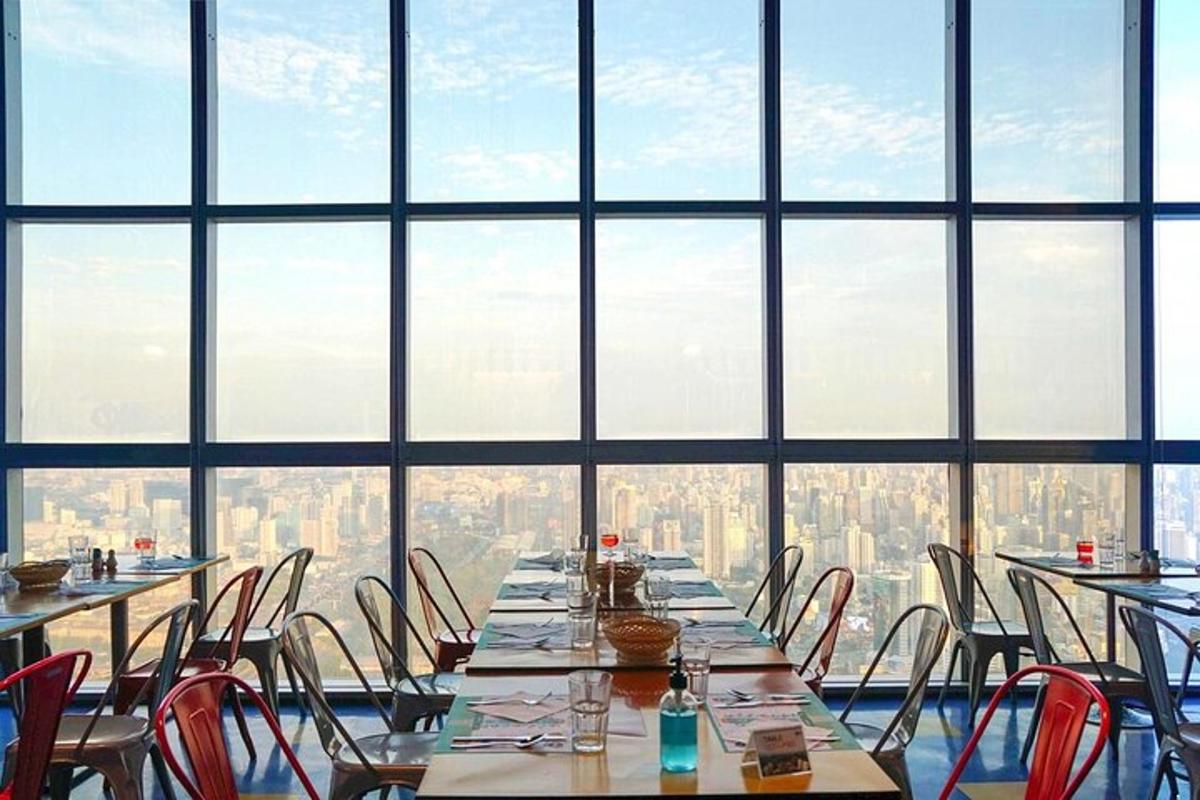 un lungo tavolo in una stanza con vista sulla città