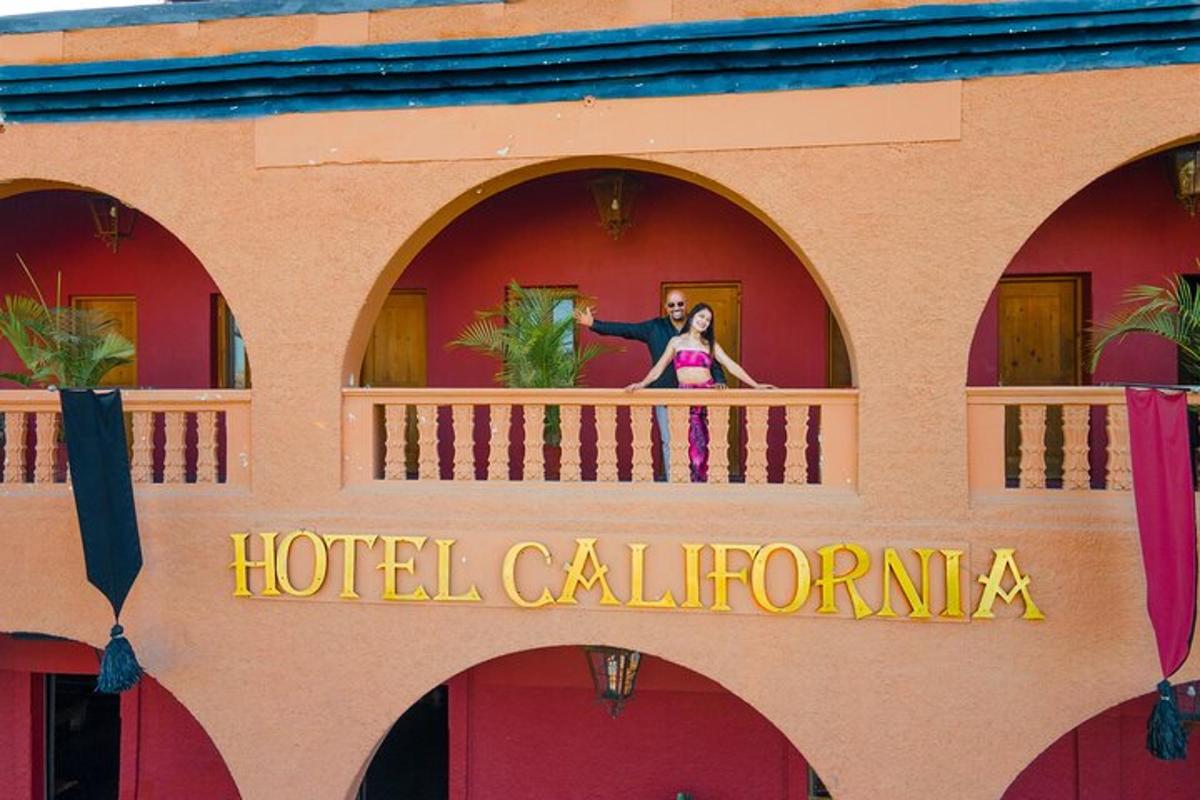 seorang wanita berdiri di balkon sebuah hotel di California