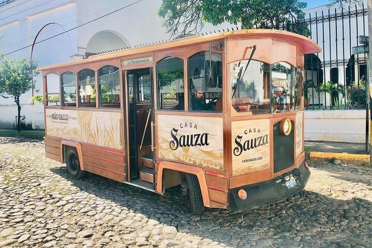 một chiếc xe điện cũ đỗ trên phố