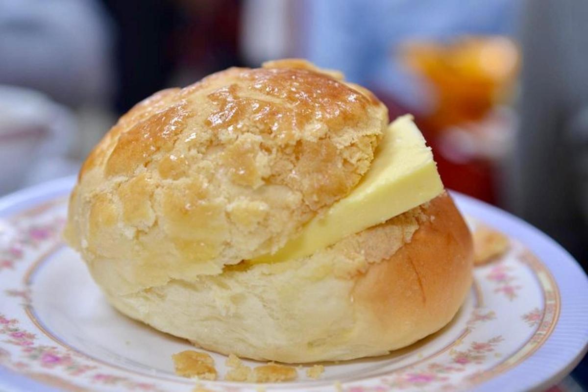 brioche võileib juustuga taldrikul