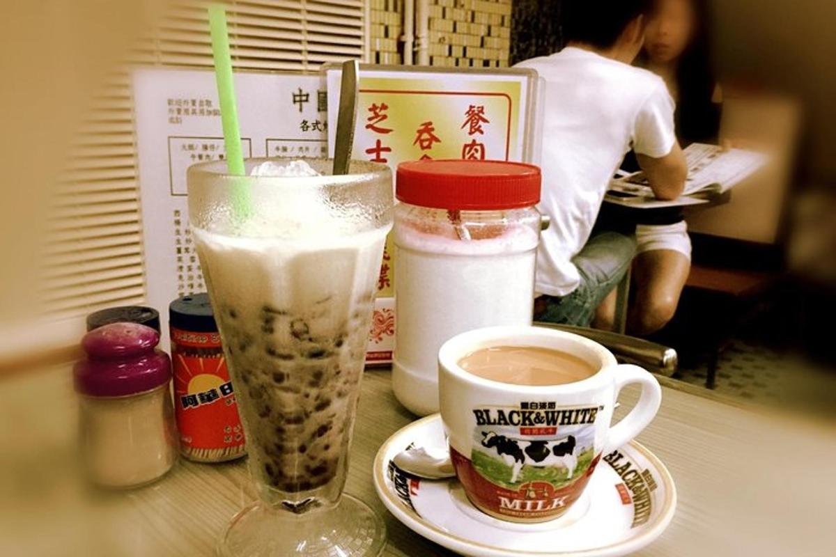 Una mesa con dos bebidas y una taza de café.