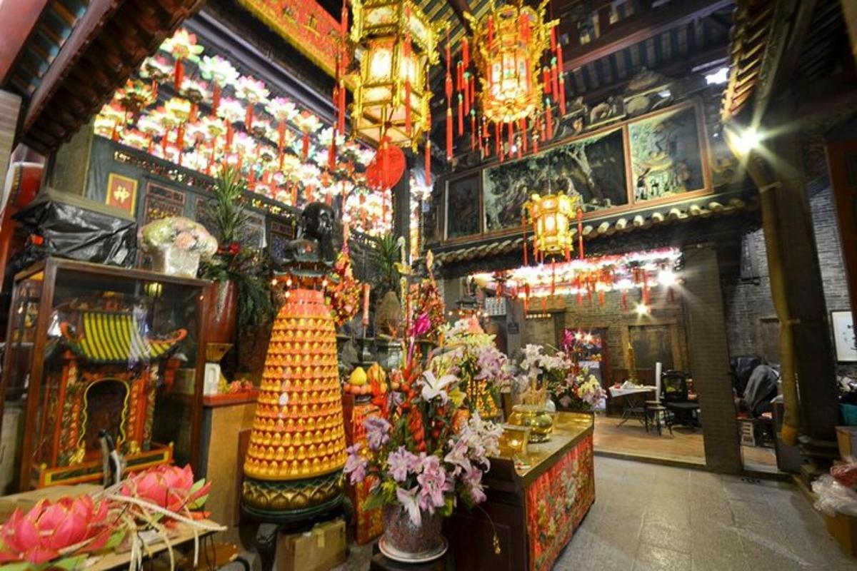 Una tienda con flores y candelabros en un edificio.