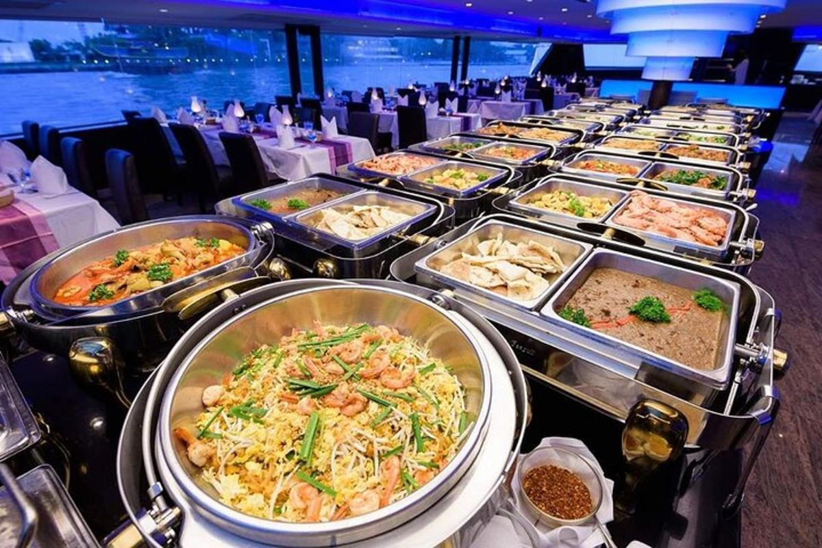 una linea a buffet con molti tipi diversi di cibo