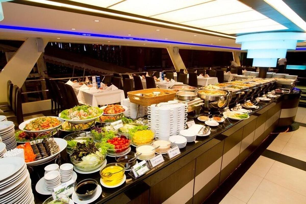 una linea di buffet con molti piatti di cibo sopra