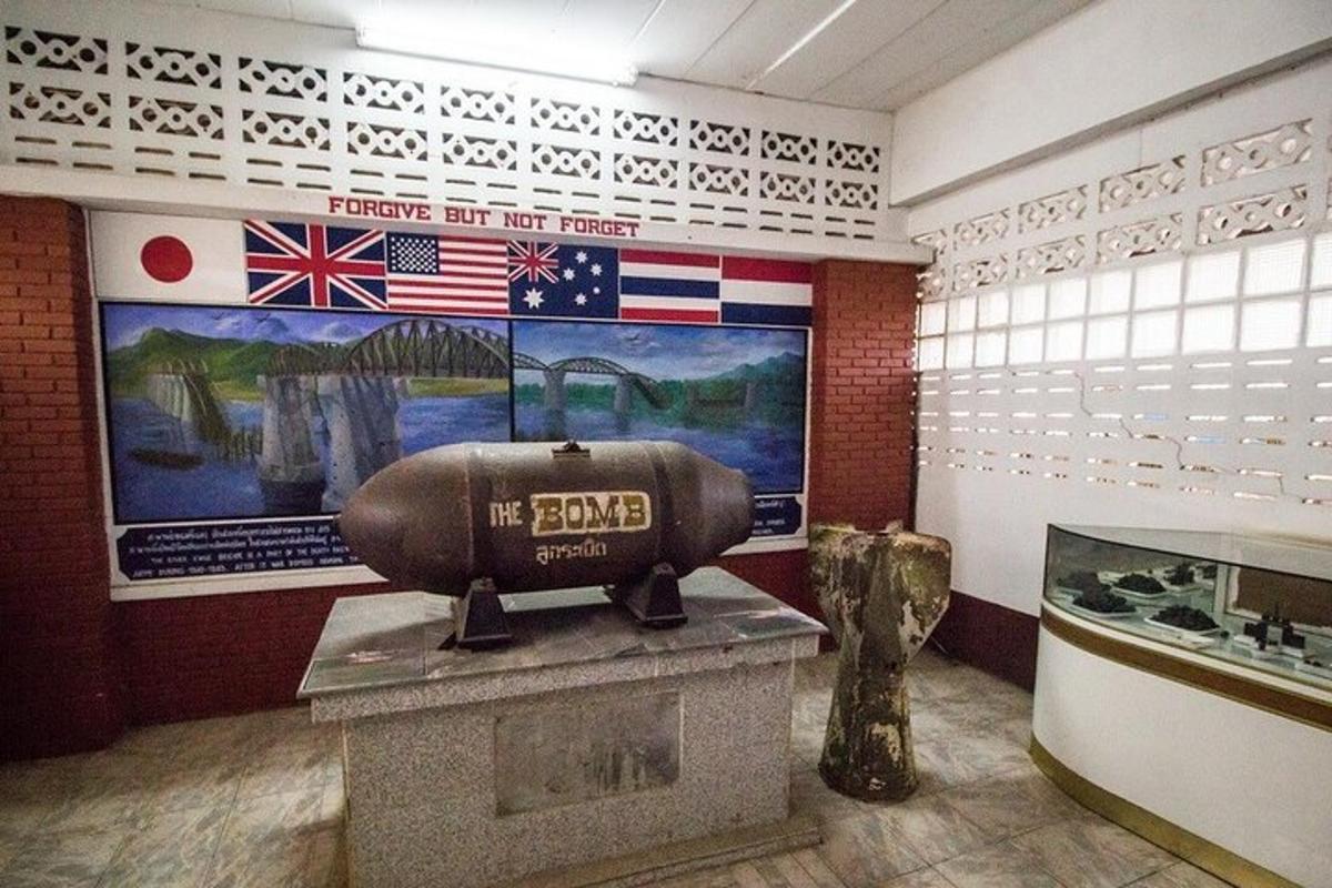 un museu amb un tanc en una sala amb una bandera