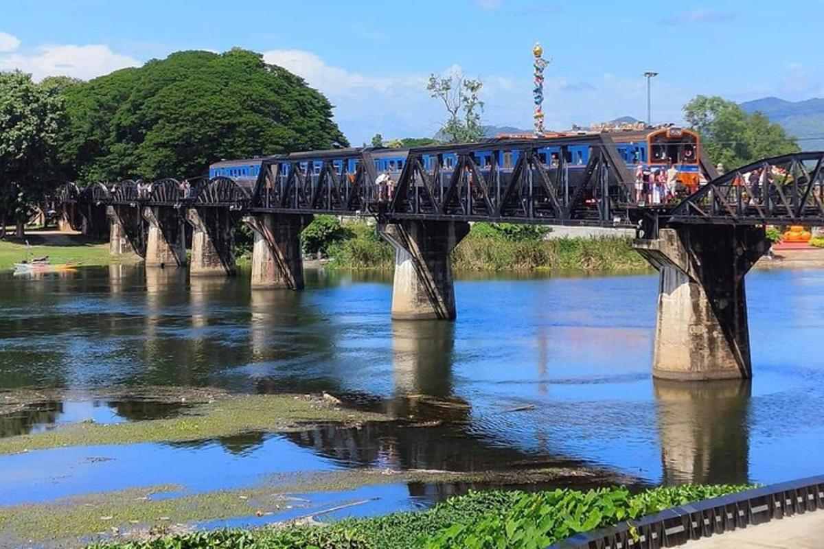 un tren en un pont sobre un riu