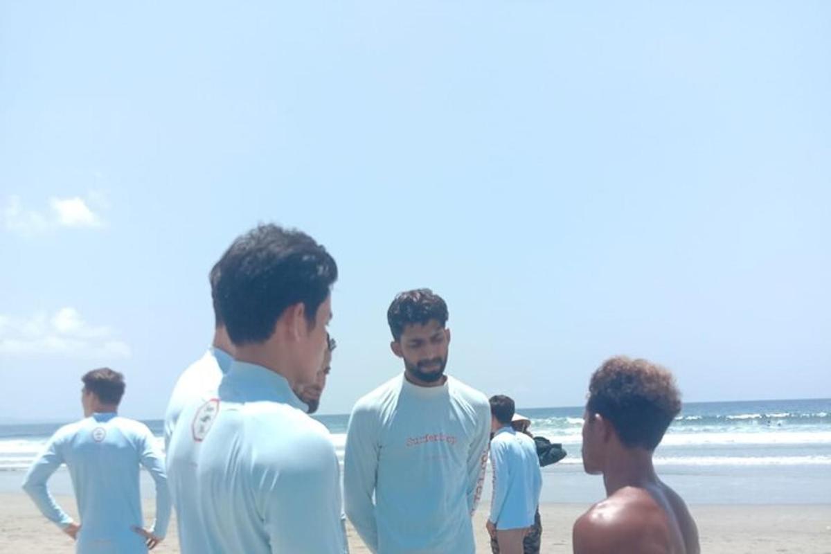 eine Gruppe von Männern steht am Strand