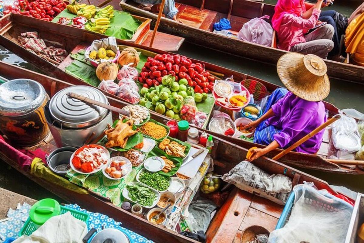 dua orang duduk di dalam bot yang dipenuhi dengan buah-buahan dan sayur-sayuran